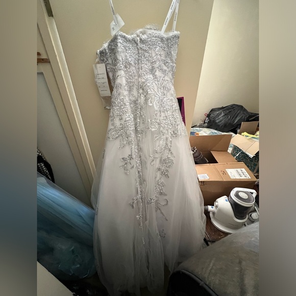Beautiful white gown NWT - Picture 3 of 3